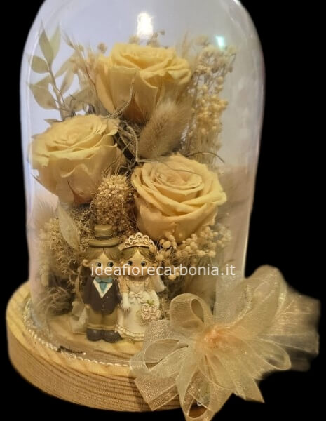 Composizioni realizzate artigianalmente con fiori veri che mantengono la loro forma nel tempo
