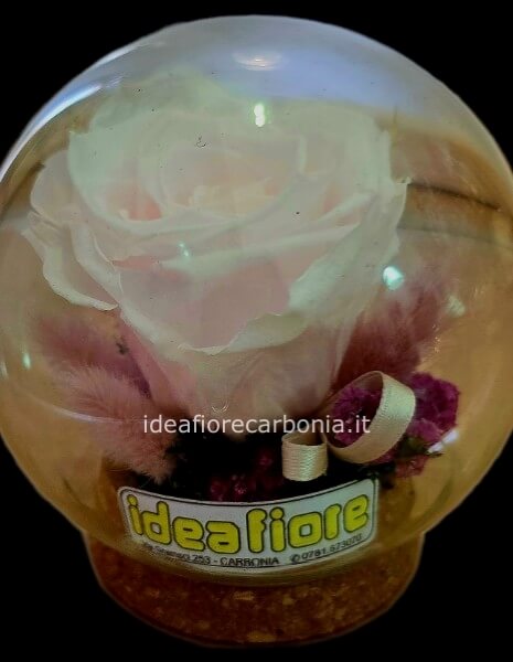 Composizioni realizzate artigianalmente con fiori veri che mantengono la loro forma nel tempo